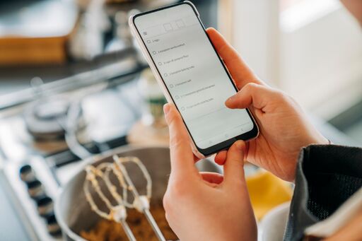 Verificando o telefone na cozinha